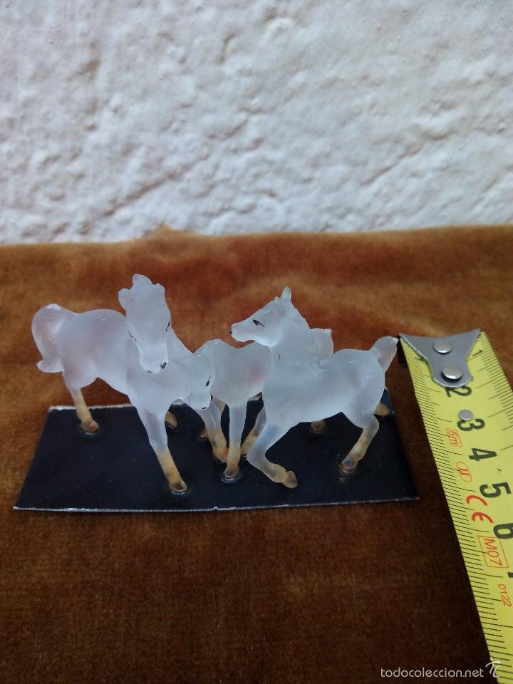 Coleccionismo: Miniatura de caballos de material opaco antigua - Foto 1