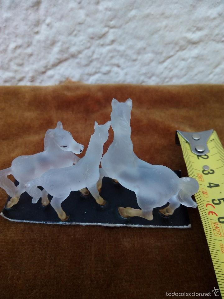 Coleccionismo: Miniatura de caballos de material opaco antigua - Foto 4