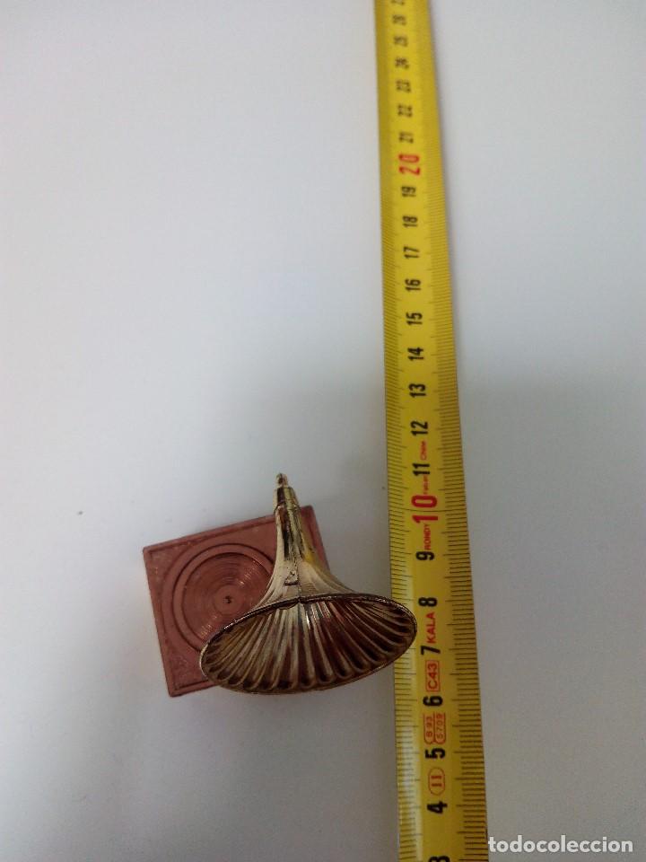 Coleccionismo: Miniatura tocadiscos gramola de cobre - Foto 1