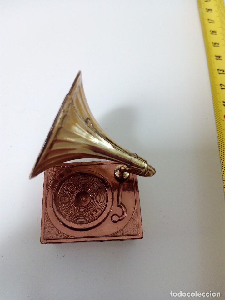 Coleccionismo: Miniatura tocadiscos gramola de cobre - Foto 3