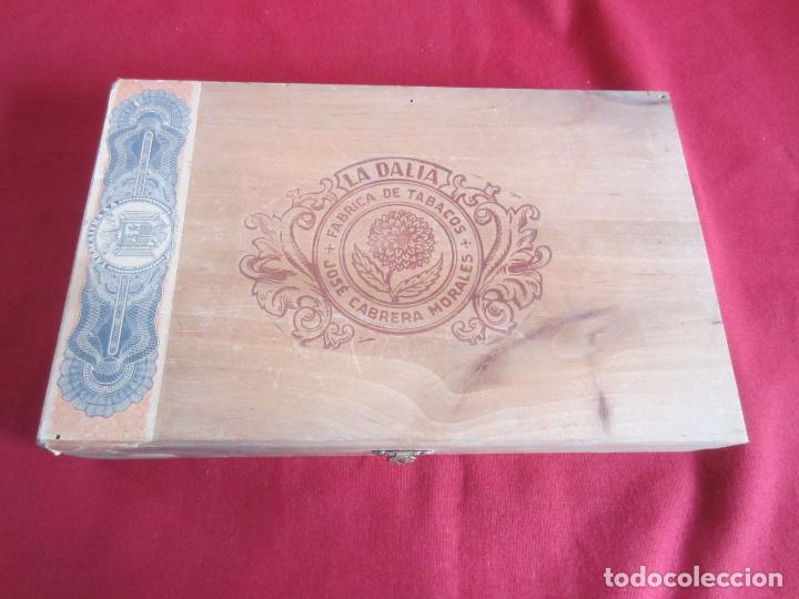 Coleccionismo: ANTIGUA CAJA DE TABACO - LA DALIA - Foto 2