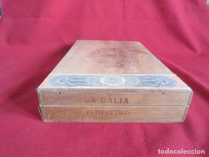 Coleccionismo: ANTIGUA CAJA DE TABACO - LA DALIA - Foto 4