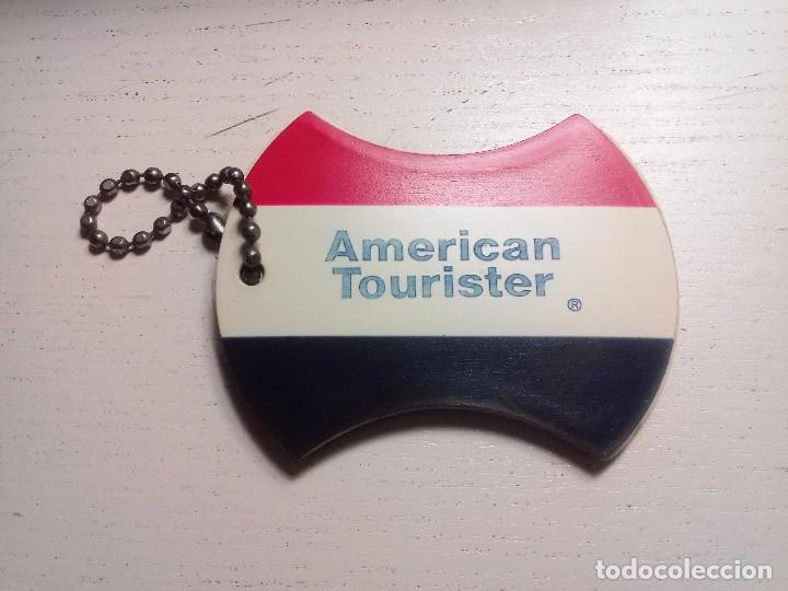 Coleccionismo: ANTIGUO IDENTIFICADOR DE MALETAS AMERICAN TOURISTER