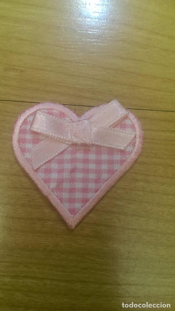 Sammeln: APLICACI&Oacute;N DE TELA TERMOADHESIVA &laquo;CORAZ&Oacute;N ROSA CON LAZO&raquo;