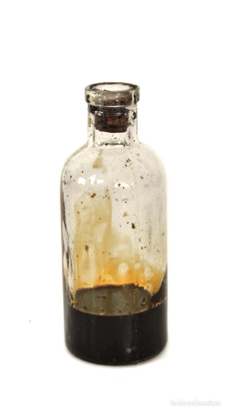 Coleccionismo: ANTIGUA BOTELLA DE CRISTAL DE FARMACIA CON LIQUIDO - BOTE DE LINIMENTO BOTELLA DE VIDRIO FRASCO