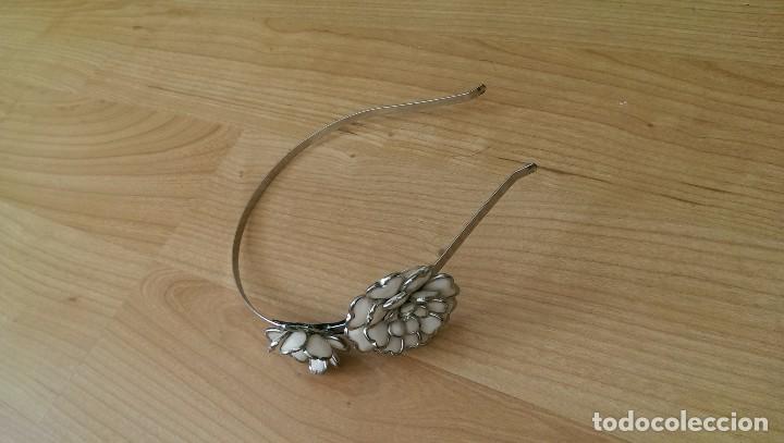 Colecionismo: DIADEMA PLATEADA CON FLORES