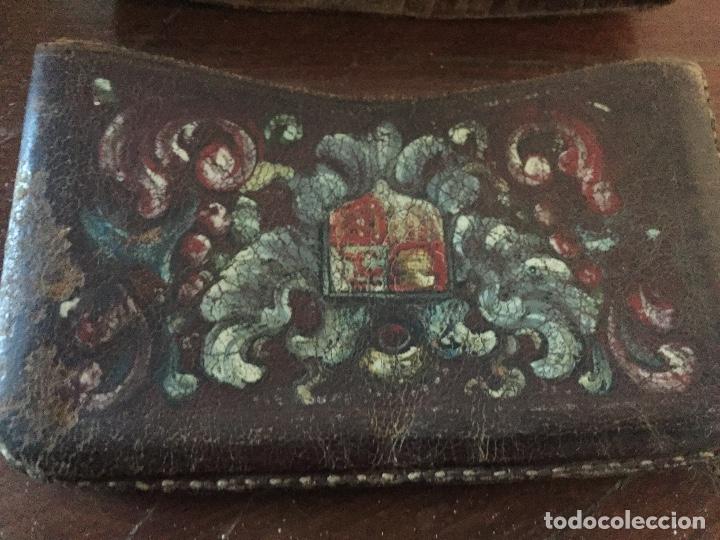 Coleccionismo: Petaca de cuero con escudo pintado - Foto 5