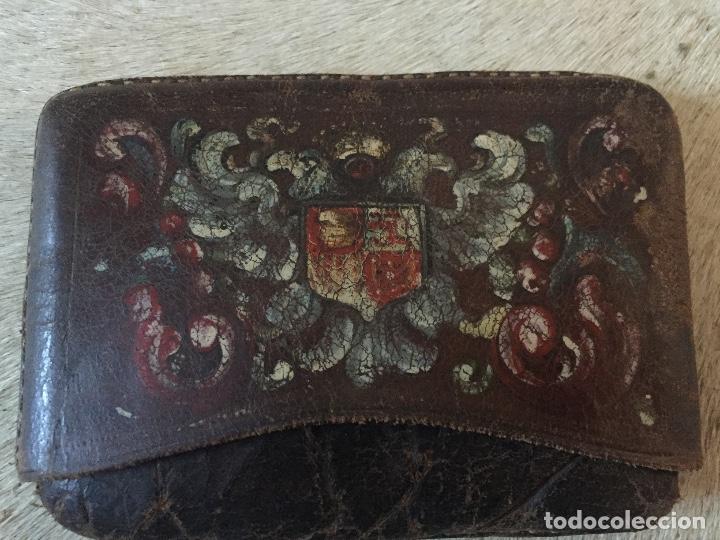 Coleccionismo: Petaca de cuero con escudo pintado - Foto 7