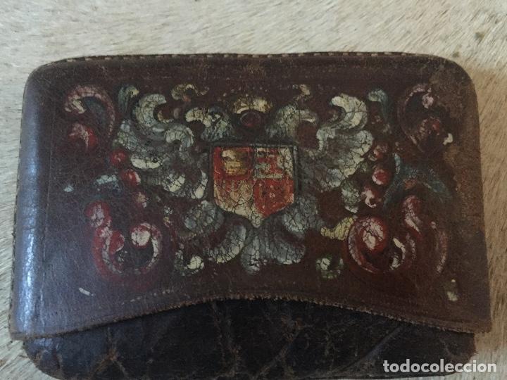 Coleccionismo: Petaca de cuero con escudo pintado - Foto 1