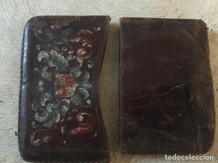 Coleccionismo: Petaca de cuero con escudo pintado - Foto 8