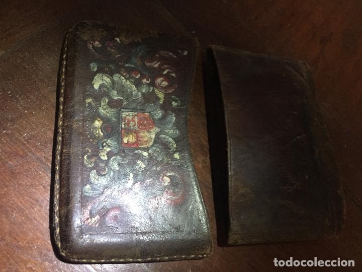 Coleccionismo: Petaca de cuero con escudo pintado - Foto 3