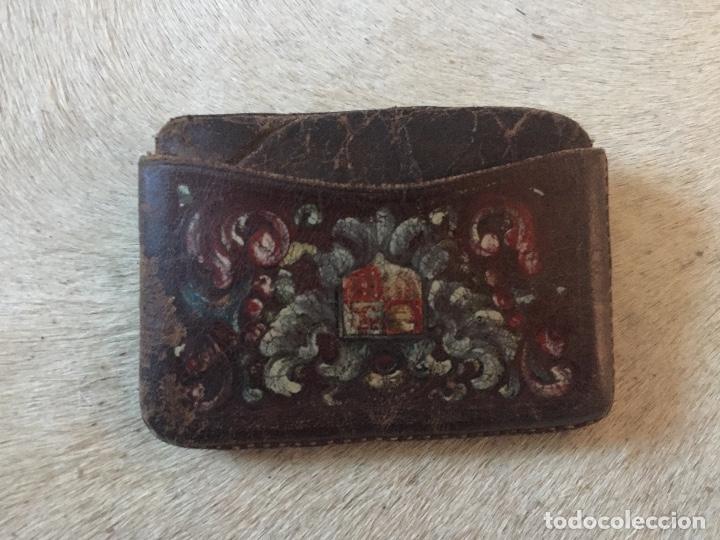 Coleccionismo: Petaca de cuero con escudo pintado - Foto 2