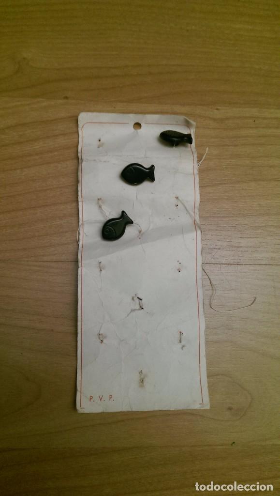Coleccionismo: ANTIGUO BLISTER BOTONES INFANTILES PECES COLOR NEGRO (3 UNIDADES)
