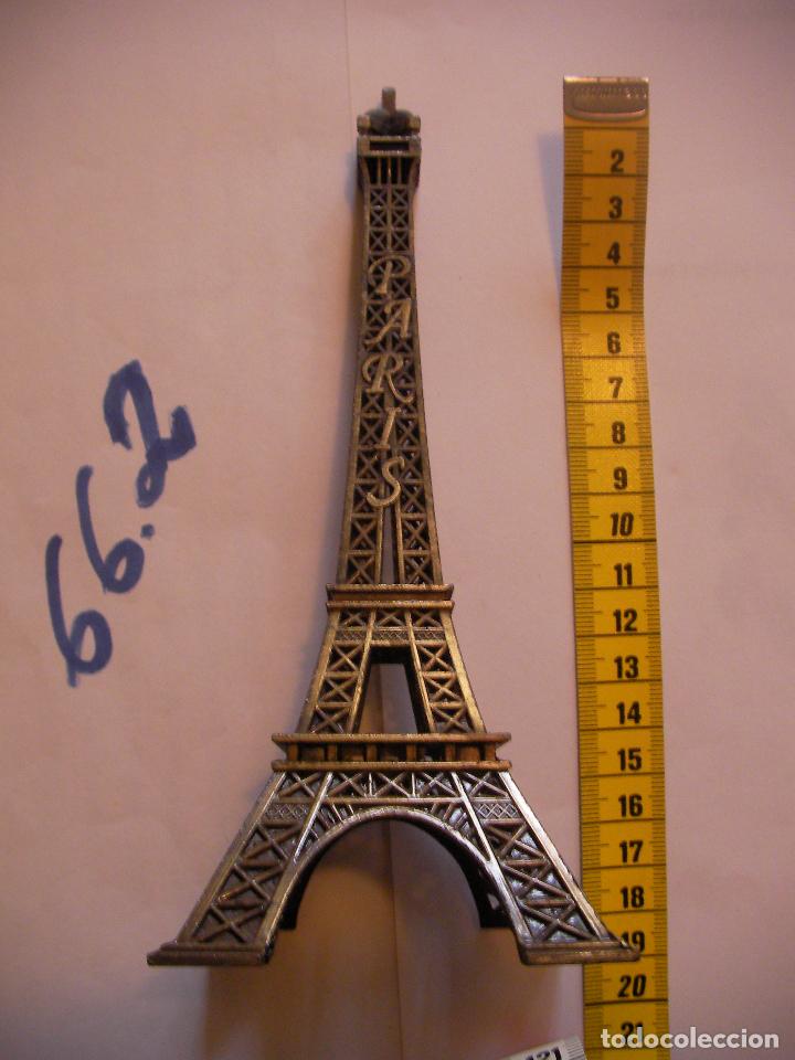 Coleccionismo: ANTIGUA TORRE EIFFEL DECORACION EN METAL