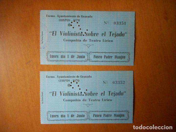 Coleccionismo: Lote dos entradas El Violinista sobre el tejado. Compa&ntilde;&iacute;a de Teatro L&iacute;rico. Corpus Granada 1970