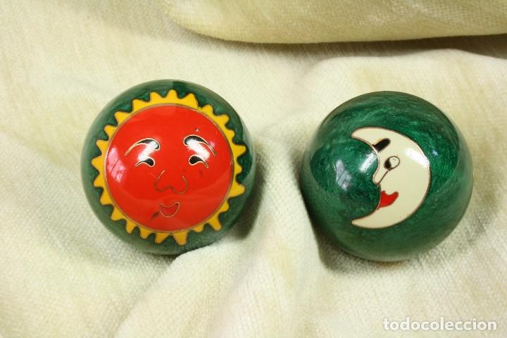 Coleccionismo: Bolas chinas de la salud. Esmalte cloisonn&eacute;. Sol y luna. - Foto 2