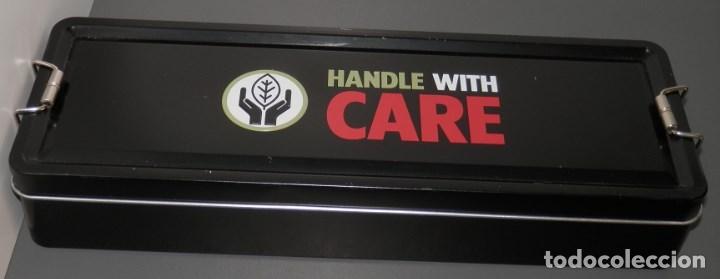 Coleccionismo: CAJA/LATA-TABACOS HANDLE WITH CARE - Foto 1