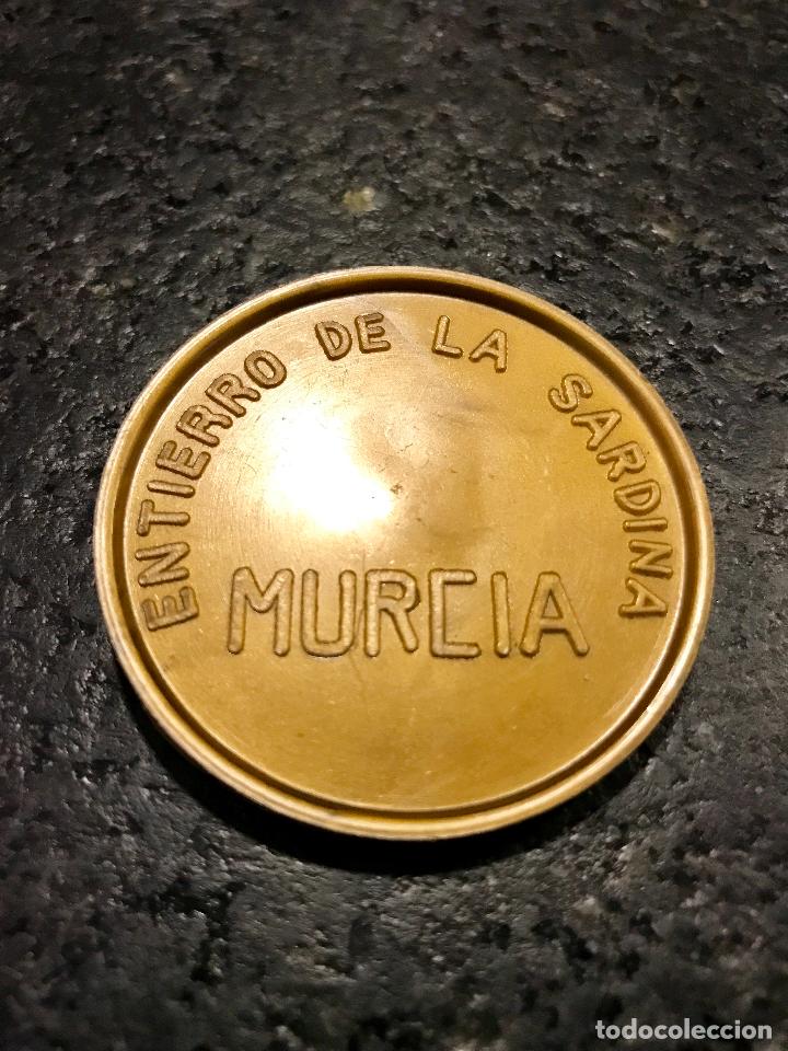 Coleccionismo: medalla plastico entierro de la sardina murcia fiestas grupo mercurio