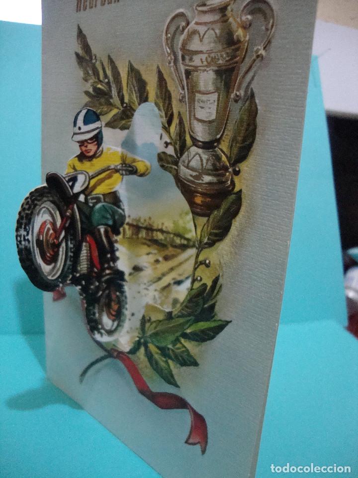 Collecting: (ALB-TC-7) CURIOSA TARJETA FELICITACION MOTO CROSS TROQUELADA EN RELIEVE Y DESPLEGABLE ESCRITA