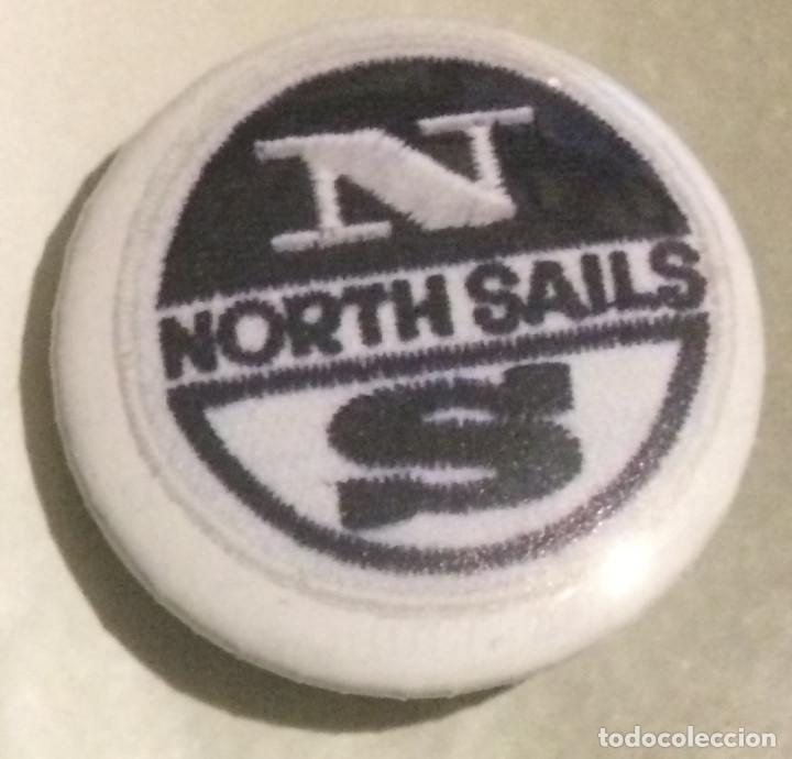 Coleccionismo: Chapa de alfiler. Publicitaria de North Sails. 30 mm. Nueva.