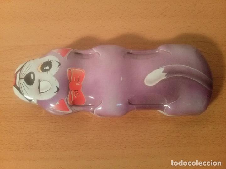 Coleccionismo: Estuche plumier escolar de metal. Gato con lazo rojo. Dos niveles. Color lila. A&ntilde;os 90. Sin uso.