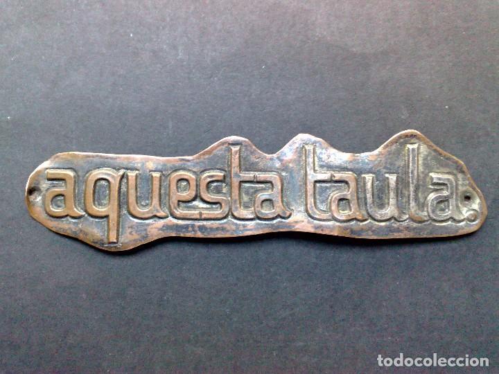 Coleccionismo: CHAPA CON TEXTO AQUESTA TAULA (12CMS. X 2,5CMS.)