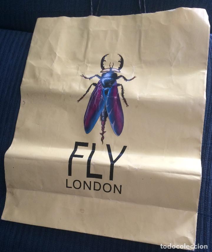 Coleccionismo: Curiosa bolsa de papel con insecto dibujado. Tienda Fly, Londres.