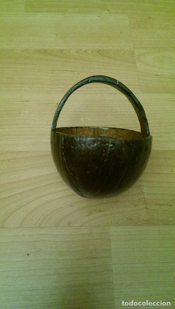 Coleccionismo: CESTA ARTESANA HECHA CON UN COCO