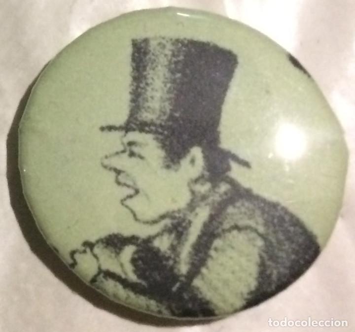 Coleccionismo: Chapa de alfiler. Dibujo vintage, hombre con sombrero de copa. 30 mm. Nueva.