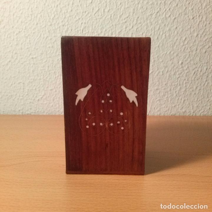Collectionnisme: Bote lapicero de madera con incrustaci&oacute;n en lat&oacute;n y hueso. Hecho en India. Nuevo.