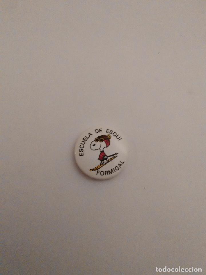 Coleccionismo: CHAPA SNOOPY - ESCUELA DE ESQU&Iacute; FORMIGAL (MIDE 2,5 CM DE DI&Aacute;METRO)