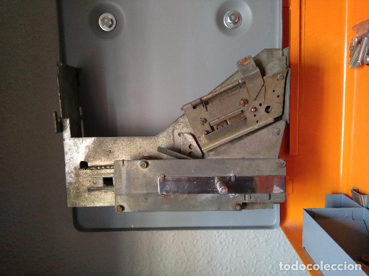 Coleccionismo: MONEDERO AZKOYEN PARA EXPENDEDORA CHICLES BABIMATIC- 1 PTA FOTO ORIENTATIVA.