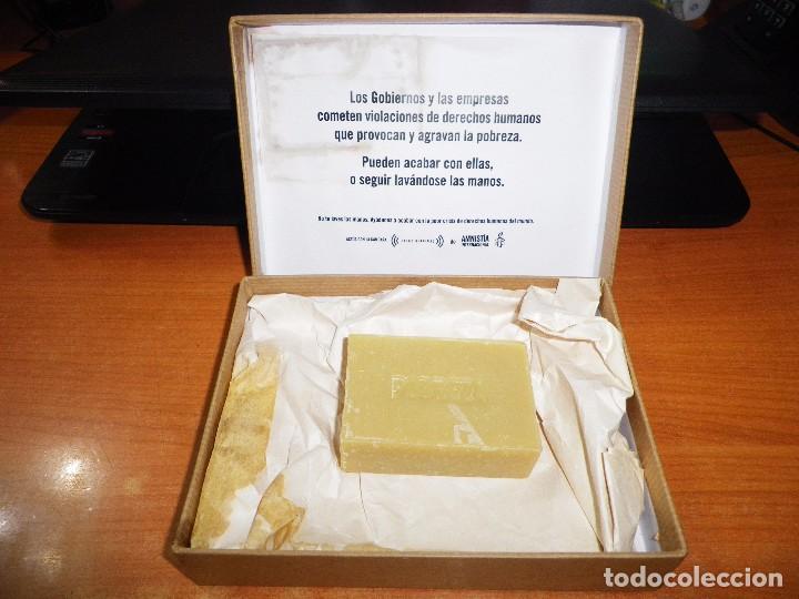 Collecting: PASTILLA DE JABON CONTRA LA POBREZA AMNISTIA INTERNACIONAL NO TE LAVES LAS MANOS EN CAJA DE CARTON