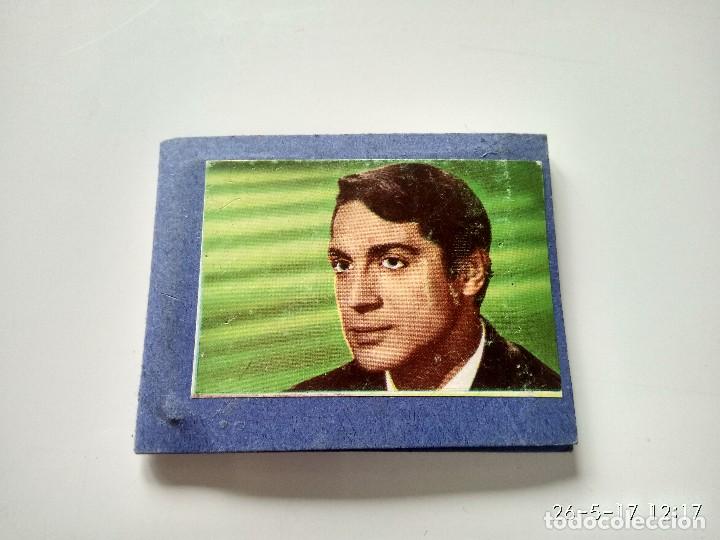 Coleccionismo: Antiguo espejo hecho de cartulina con cromo de actor. A&ntilde;os 60.