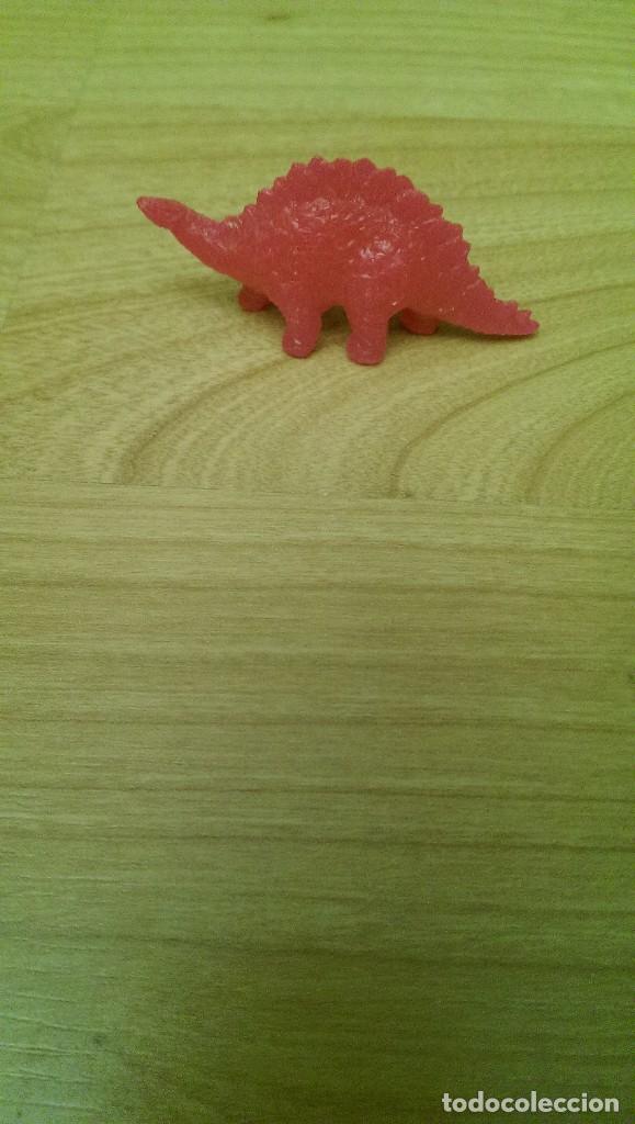 Collectionnisme: FIGURITA DINOSAURIO COLOR FUCSIA