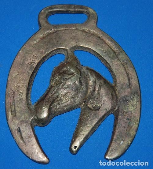 Coleccionismo: COLGANTE DE BRONCE HERRADURA Y CABALLO