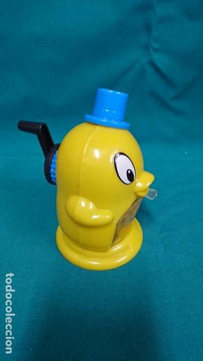 Coleccionismo: SACAPUNTAS POLLO DE PL&Aacute;STICO, MANIVELA - Foto 2