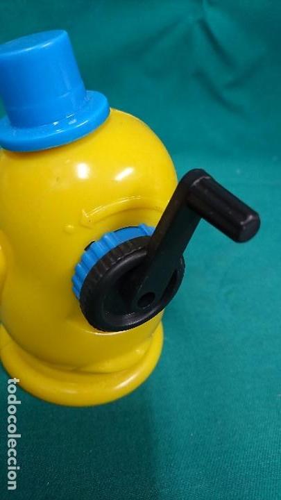 Coleccionismo: SACAPUNTAS POLLO DE PL&Aacute;STICO, MANIVELA - Foto 4
