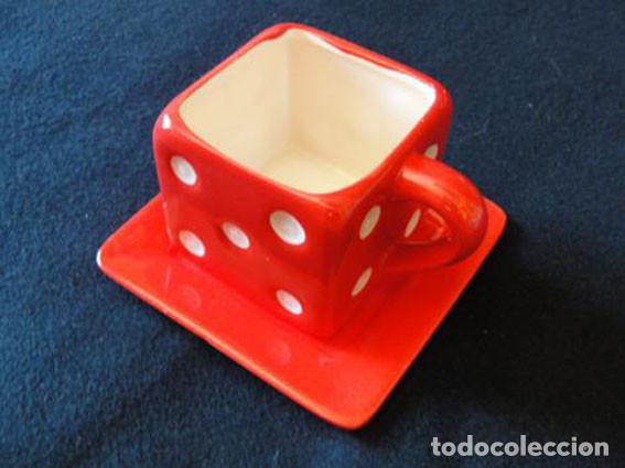 Coleccionismo: TAZA CER&Aacute;MICA EN FORMA DE DADO CON PLATO - COLOR ROJO - NUEVA - ENTREGA EN MANO -