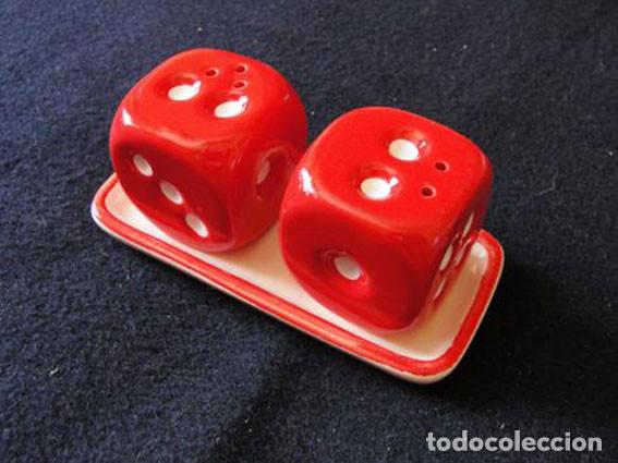 Coleccionismo: SALERO Y PIMENTERO CER&Aacute;MICA EN FORMA DE DADO CON PLATO - COLOR ROJO - NUEVO - ENTREGA EN MANO -
