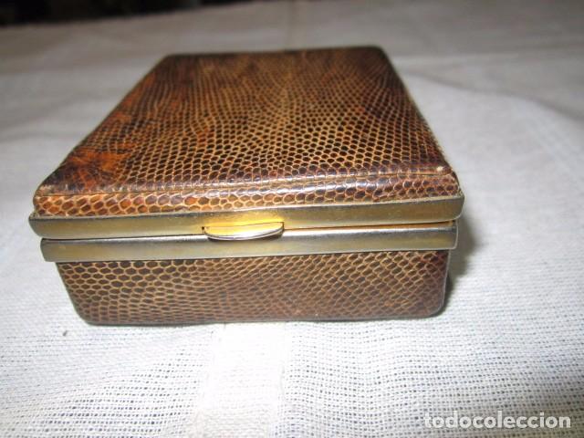 Coleccionismo: Pitillera r&iacute;gida en piel de serpiente. 7 x 8 x 3 cms. - Foto 2