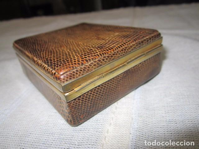 Coleccionismo: Pitillera r&iacute;gida en piel de serpiente. 7 x 8 x 3 cms. - Foto 3