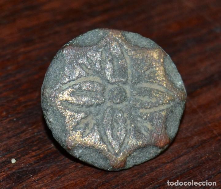 Coleccionismo: BOTON ROMA O MEDIEVAL BRONCE O LATON CONSERVA PATINA NO SOY ESPECIALISTA ADQUIRIDO ZONA ALMERIA