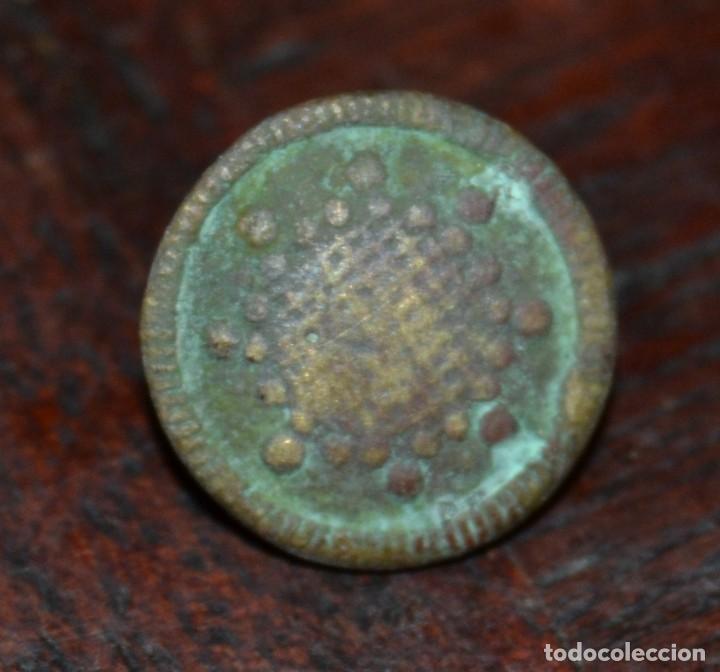 Coleccionismo: BOTON ROMA O MEDIEVAL BRONCE O LATON CONSERVA PATINA NO SOY ESPECIALISTA ADQUIRIDO ZONA ALMERIA