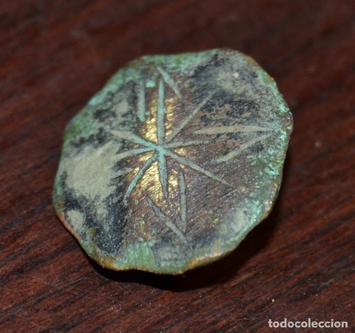 Coleccionismo: BOTON ROMA O MEDIEVAL BRONCE O LATON CONSERVA PATINA NO SOY ESPECIALISTA ADQUIRIDO ZONA ALMERIA