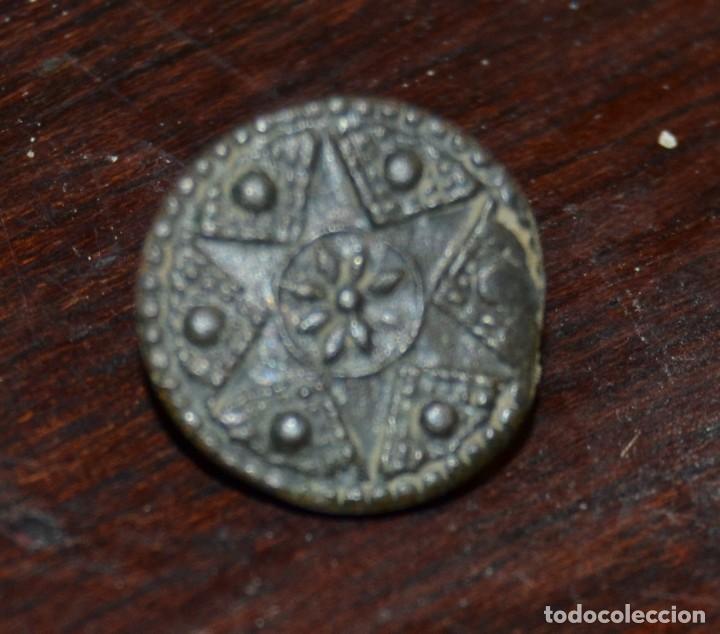 Coleccionismo: BOTON ROMA O MEDIEVAL BRONCE O LATON CONSERVA PATINA NO SOY ESPECIALISTA ADQUIRIDO ZONA ALMERIA