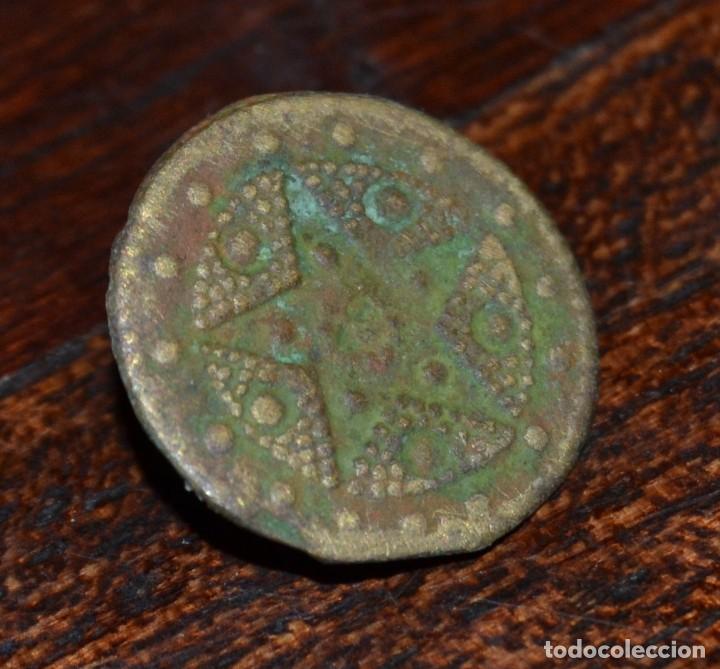 Coleccionismo: BOTON ROMA O MEDIEVAL BRONCE O LATON CONSERVA PATINA NO SOY ESPECIALISTA ADQUIRIDO ZONA ALMERIA