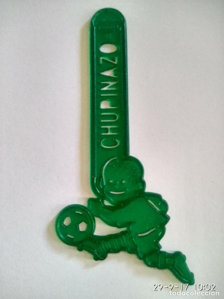Coleccionismo: Palo Petit Suisse Danone para hacer helados.  Colecci&oacute;n jugadas F&uacute;tbol Chupinazo  Verde. A&ntilde;os 90.
