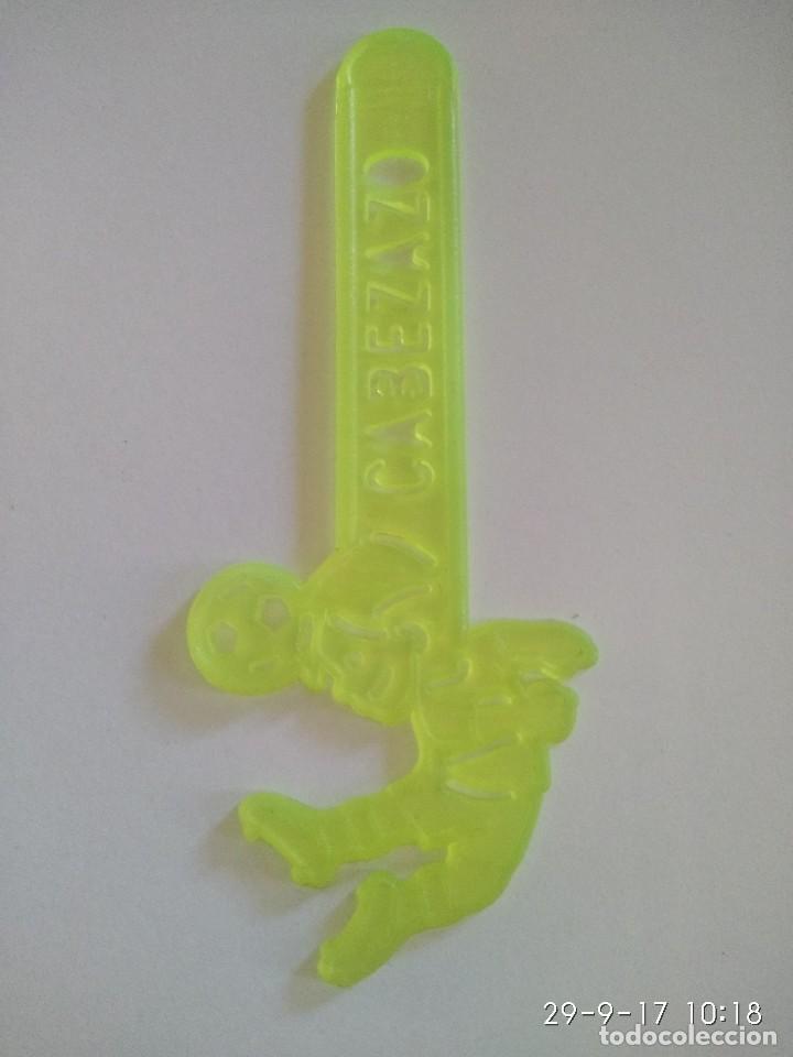 Coleccionismo: Palo Petit Suisse Danone para hacer helados. Colecci&oacute;n jugadas F&uacute;tbol Cabezazo Amarillo. A&ntilde;os 90.