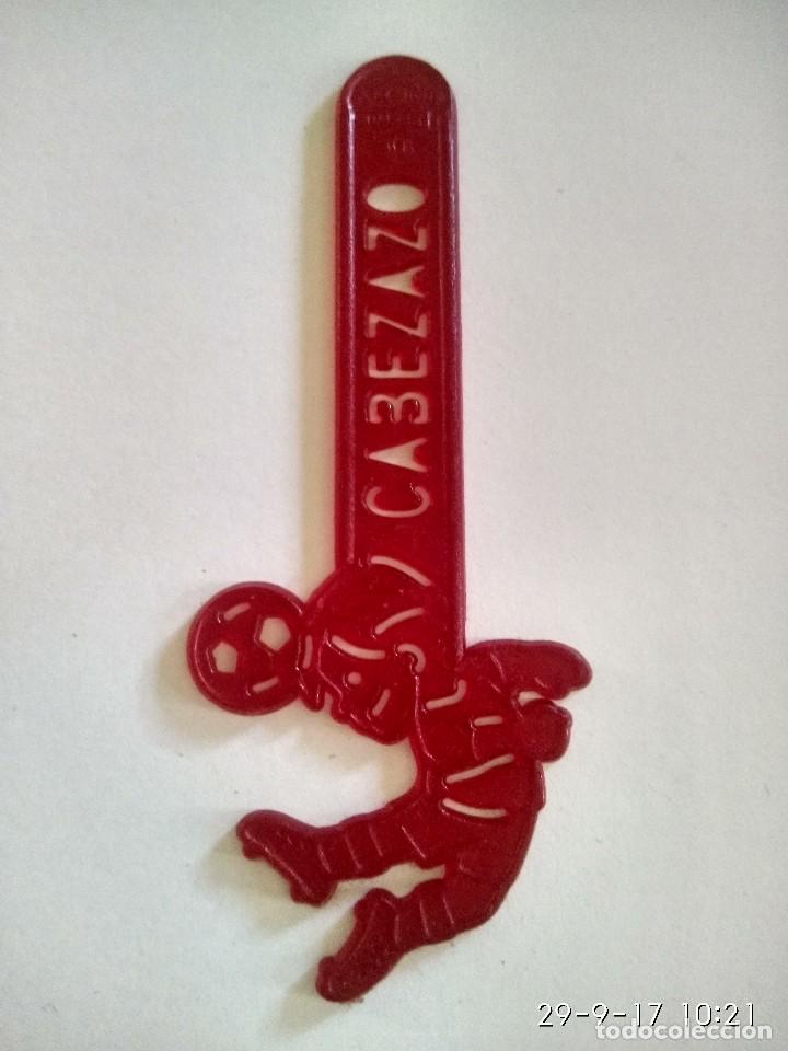 Coleccionismo: Palo Petit Suisse Danone para hacer helados. Colecci&oacute;n jugadas F&uacute;tbol Cabezazo Rojo. A&ntilde;os 90.
